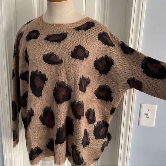 NEW She + Sky One Size Leopardd Animal Print Sweater Soft Fuzzy Cozy - Picture 5 of 9